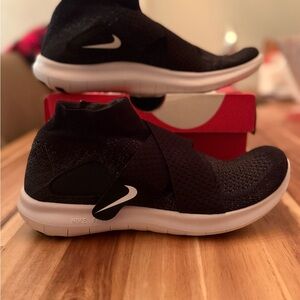 Women’s 8.5 Nike free rn motion fly knit sneakers new never worn